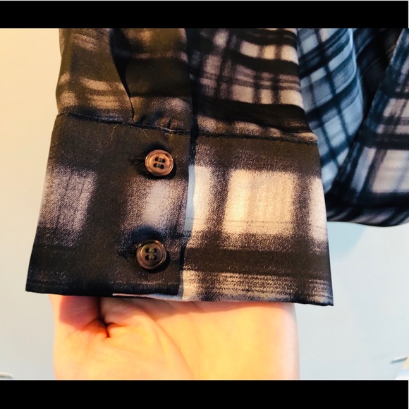 Ro & De Split Back Blouse - Picture 5 of 6